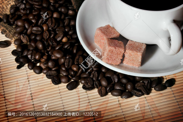 咖啡豆和一個(gè)杯子