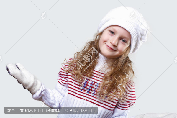 可愛的小女孩在冬天穿