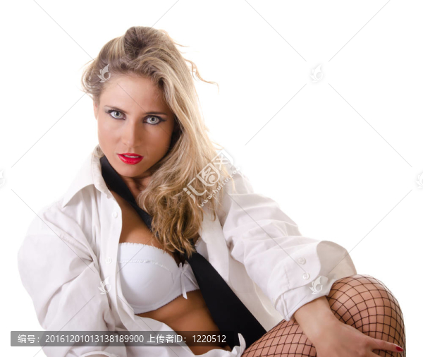 在一個白人男子的襯衫上的年輕女人