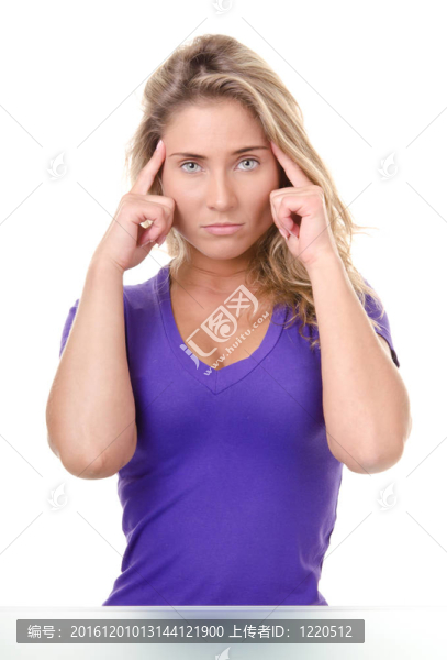 金發(fā)女郎懷疑或頭痛