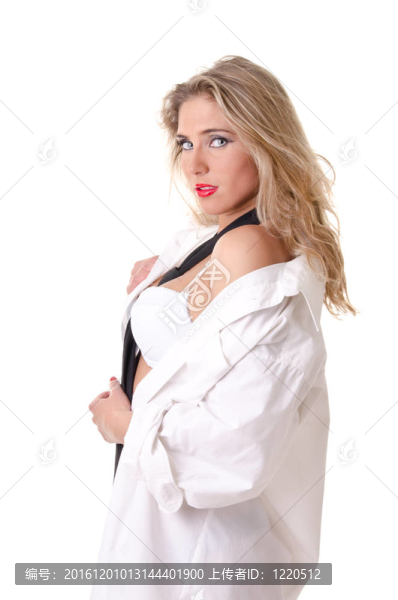在一個(gè)白人男子的襯衫上的年輕女人