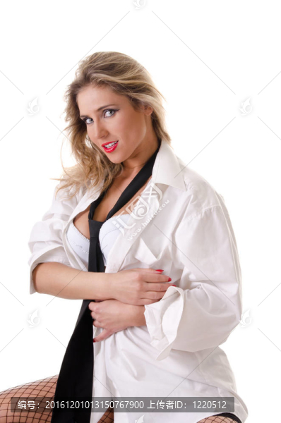 在一個(gè)白人男子的襯衫上的年輕女人