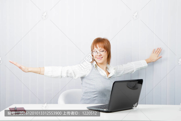 女孩與筆記本電腦延伸在工作場所