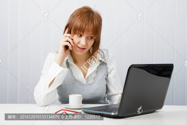 吸引女孩的女孩在電話里交談