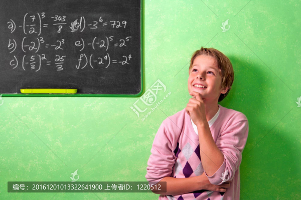 教室里的男孩表情好奇