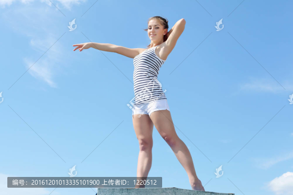 一個(gè)年輕女子做運(yùn)動(dòng)的畫像