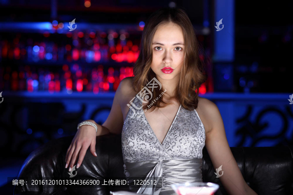 年輕女子在夜總會喝一杯