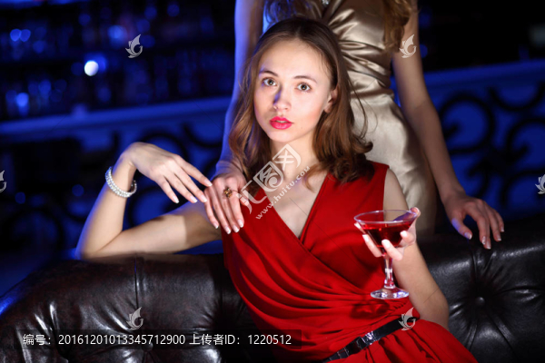年輕女子在夜總會(huì)喝一杯