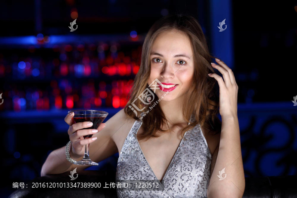 年輕女子在夜總會喝一杯