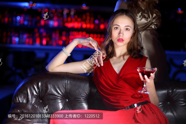 年輕女子在夜總會喝一杯