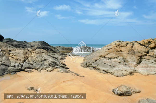海浪在海岸上的石頭