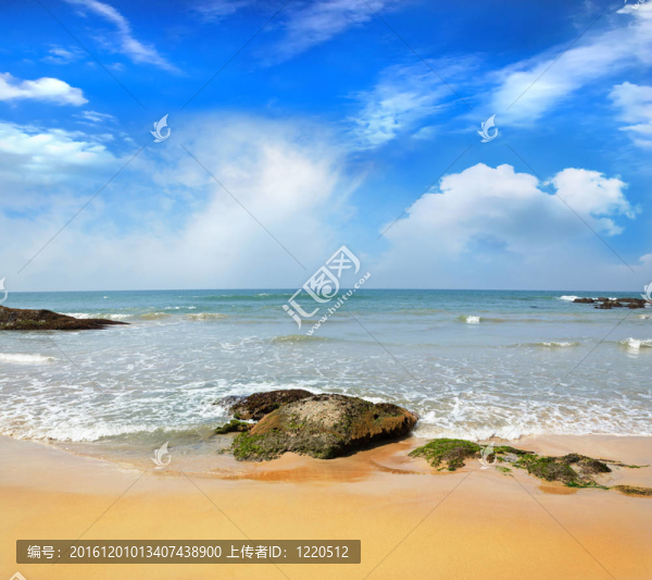 海浪在海岸上的石頭