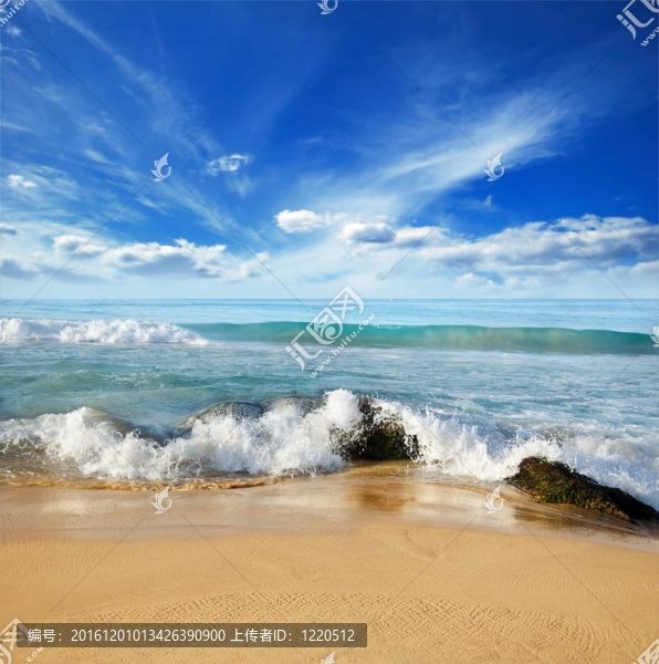 海浪在海岸上的石頭