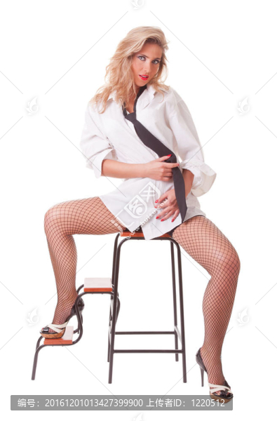在一個(gè)白人男子的襯衫上的年輕女人