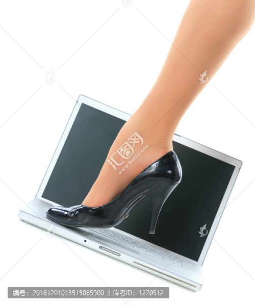 婦女的腿和筆記本電腦。