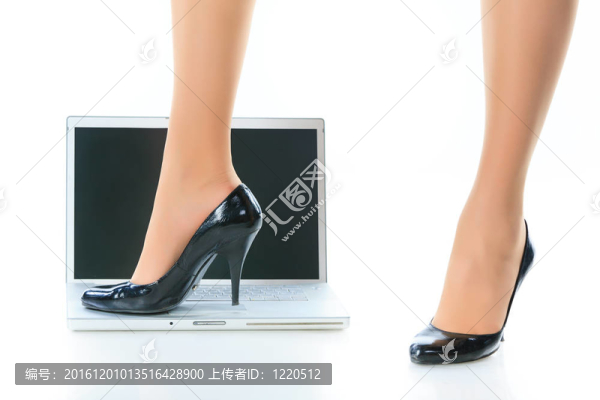 婦女的腿和筆記本電腦。