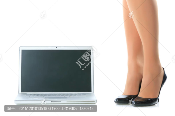 婦女的腿和筆記本電腦。