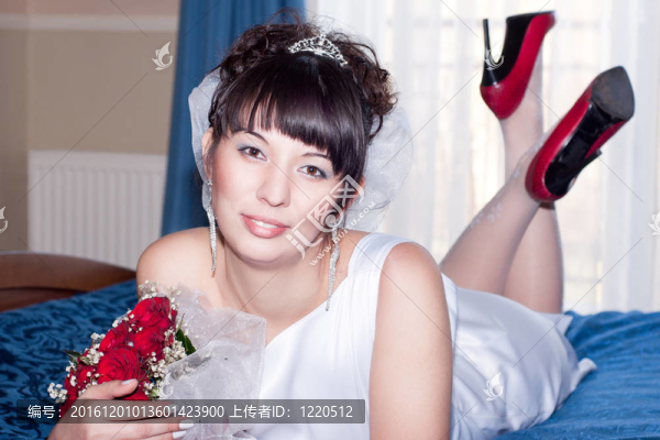 新娘在婚禮上美麗的藍床