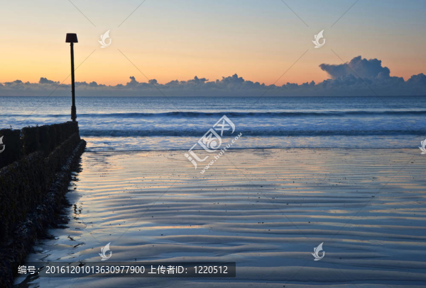 美麗的低潮海灘充滿活力的日出