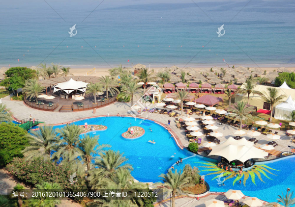 帶小吃店和海灘的游泳池；迪拜；UAE