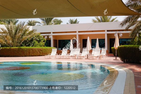 在游泳池休閑區(qū)；阿吉曼；UAE