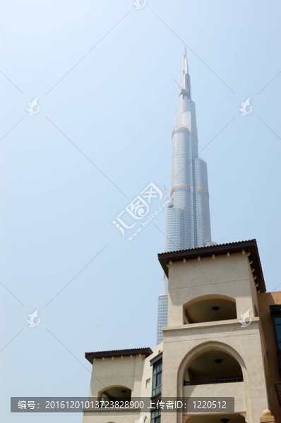 迪拜塔摩天大樓與傳統(tǒng)阿拉伯式酒店；UAE