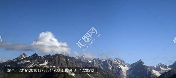 夏山的全景