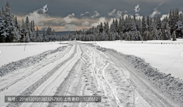 滑雪場(chǎng)。傍晚.