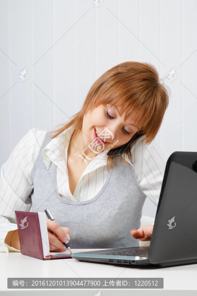 辦公室里有魅力的快樂女孩