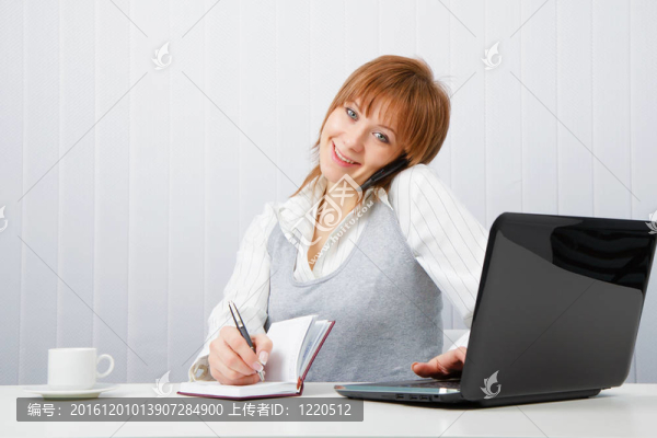 迷人的快樂女孩在電話里交談