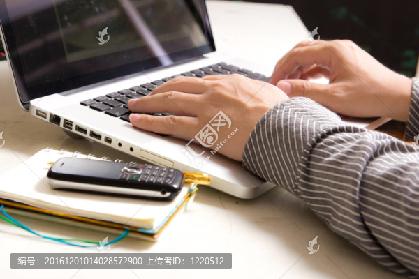 商人手在筆記本上打字