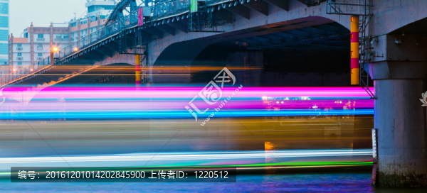 夜晚的城市天際線