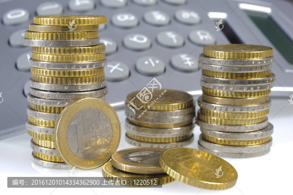 堆疊的歐元硬幣和金融計算器