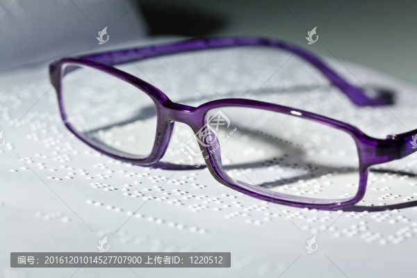 眼鏡和盲人用的書。盲文