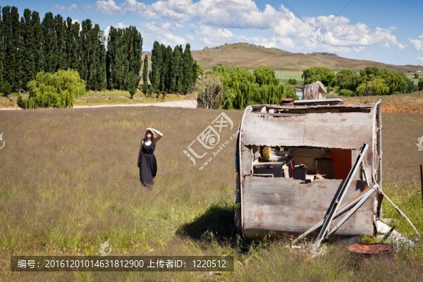 女孩和被遺棄的車隊(duì)