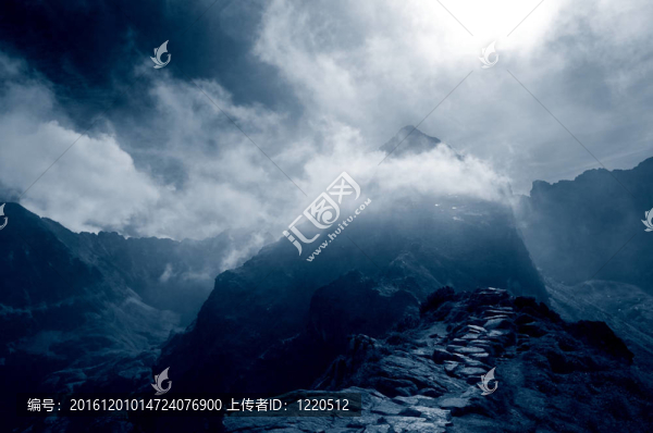 暴風雨的山脈景觀