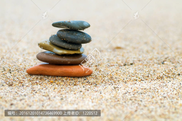 沙灘上的石頭堆-匯圖網(wǎng) www.fosd68.com 沙灘上的石頭堆