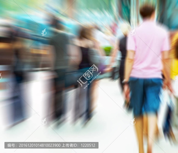 人們在擁擠的街道上