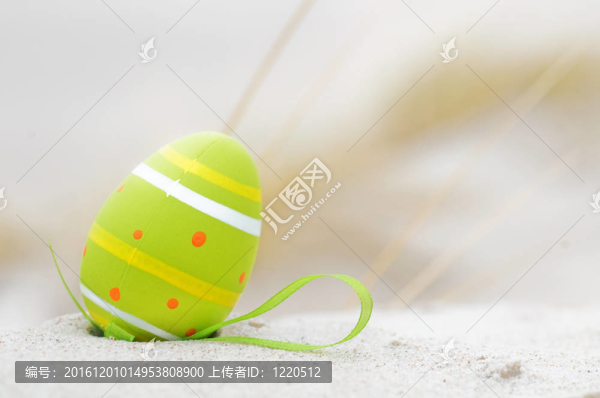 復(fù)活節(jié)裝飾蛋在沙灘上