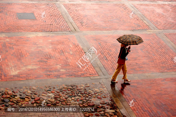 獨(dú)自在雨中