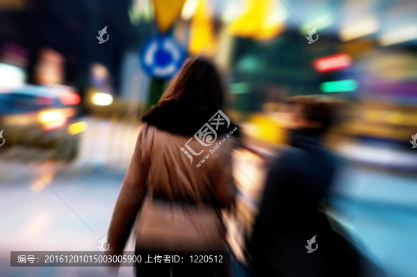 晚上兩個城市中心的兩個女人