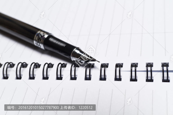 打開筆記本和一支鋼筆