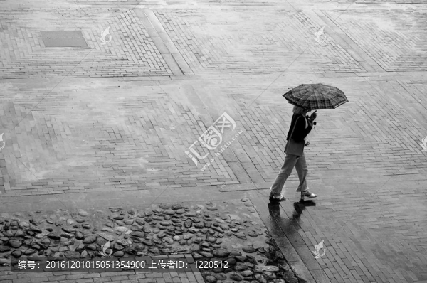 獨(dú)自在雨中