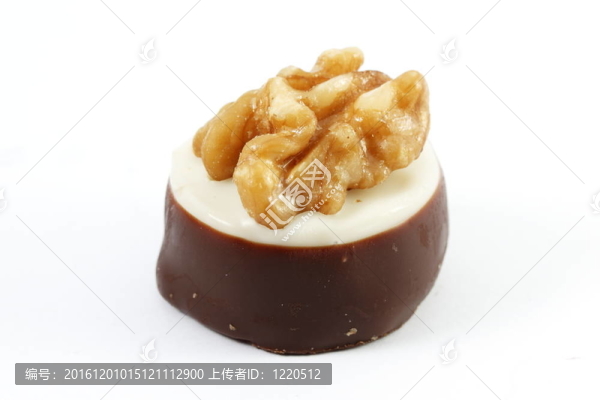白色背景下的瑞士巧克力