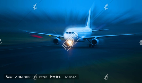飛機在黃昏的時候