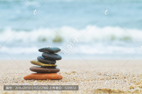 沙灘上的石頭堆在沙灘上