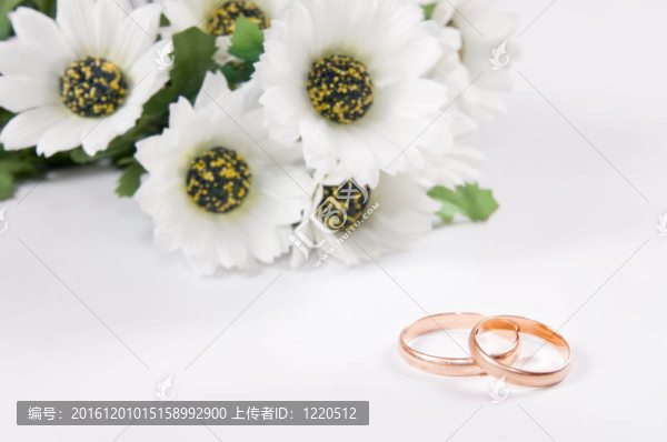 結(jié)婚戒指和鮮花