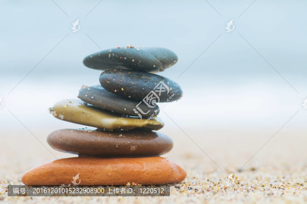 沙灘上的石頭堆在沙灘上