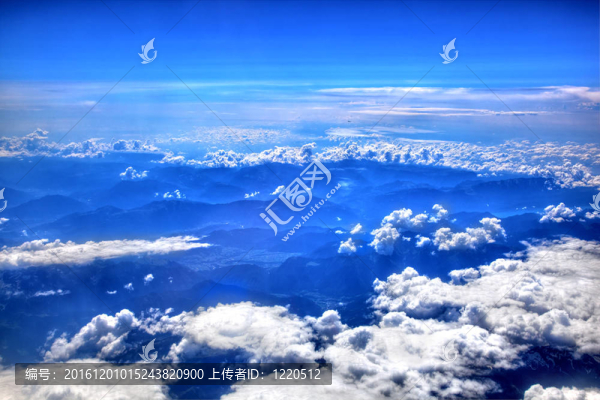 在高高的天空；蓬松的白云