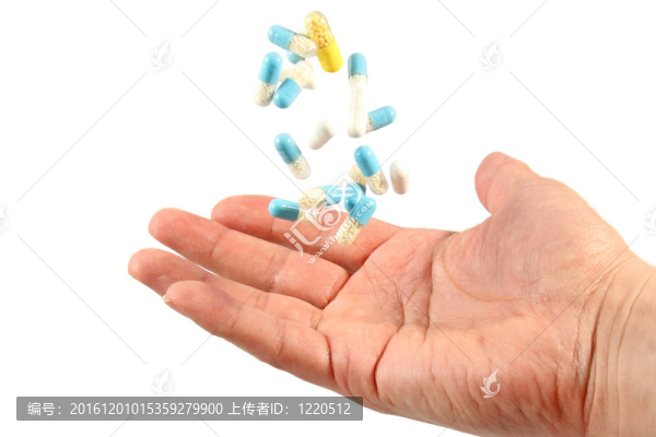 有藥丸的手